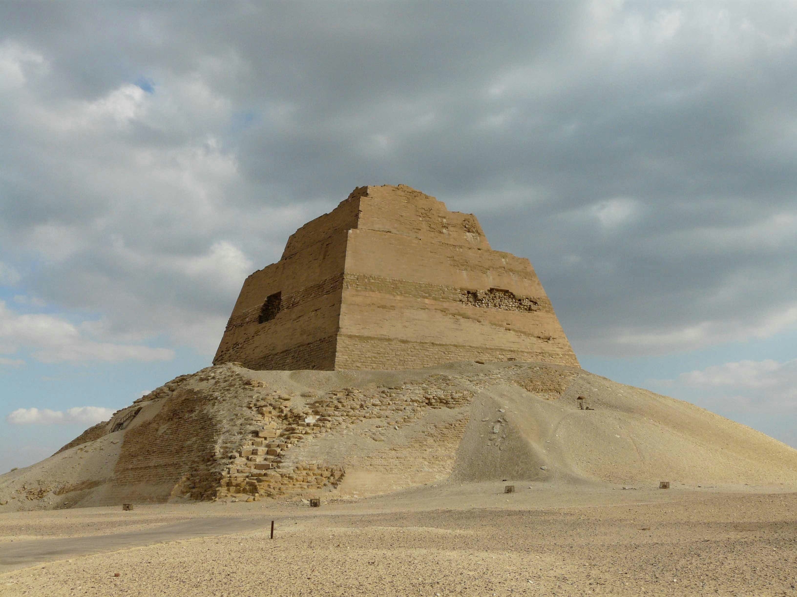 El- Fayoum Oasis and Wadi El Rayyan National Park plus Meidum Pyramid from Cairo